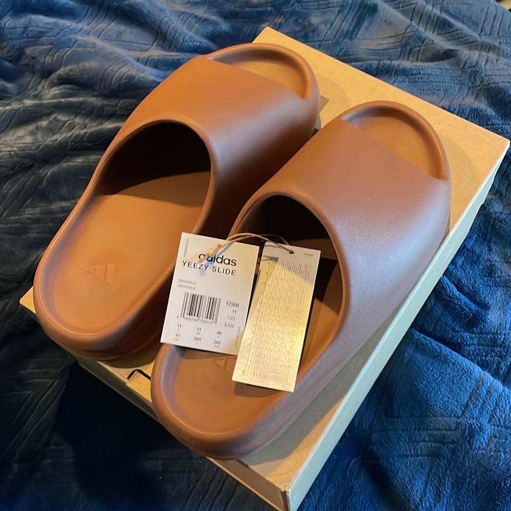 YEEZY SLIDE IN FLAX